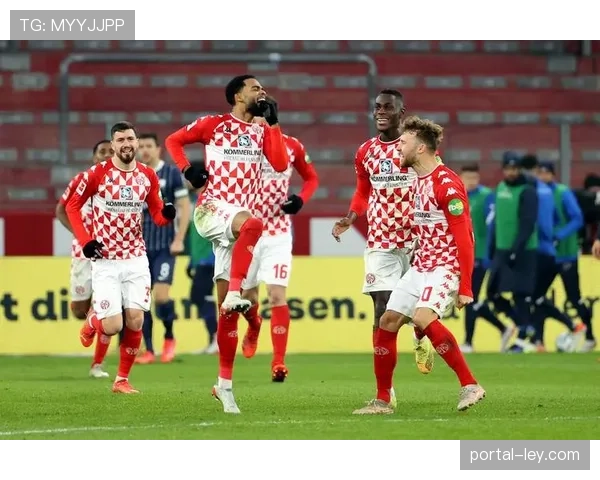 转播画面给出热图对比，清晰显示美因茨下半场防守阵型明显前提。