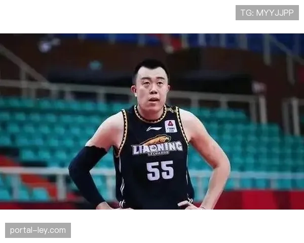 韩德君赛后冰敷膝盖,面对镜头微笑表示“还能再打两年” 韩德君赛后冰敷膝盖,面对镜头微笑表示“还能再打两年”